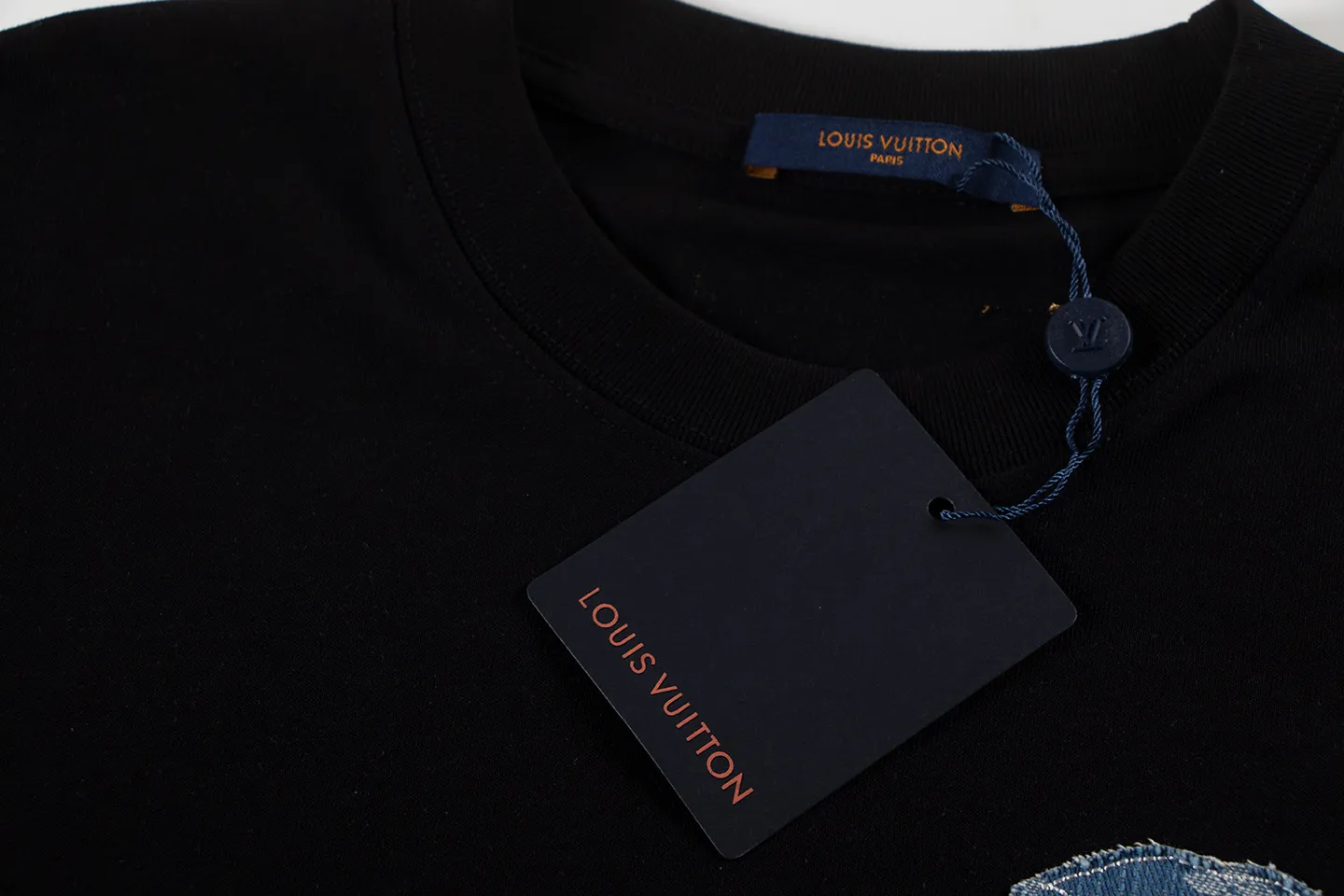 🅿️170 louis vuitto*2026 latest short-sleeved T-shirt (cow embroidery) Material: Made of high version 300g double yarn combed cotton Size: S M L XL Color: black and white Style number: W2638